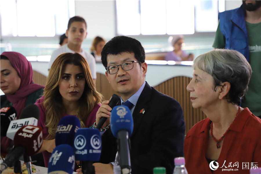 李健在捐贈活動上致辭。人民網(wǎng)記者 王傳寶攝