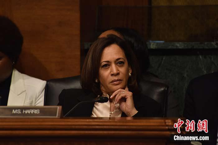 當(dāng)?shù)貢r(shí)間8月11日，美國前副總統(tǒng)、已經(jīng)鎖定民主黨總統(tǒng)候選人提名的拜登選定聯(lián)邦參議員卡瑪拉·哈里斯為其競選搭檔、民主黨副總統(tǒng)候選人。哈里斯成為美國歷史上首位被提名為副總統(tǒng)候選人的非裔女性。圖為哈里斯此前出席國會聽證會(資料圖)。<a target='_blank' href='/'><p  align=