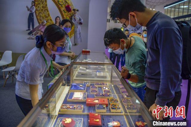 資料圖：民眾選購(gòu)金飾品。駱云飛 攝