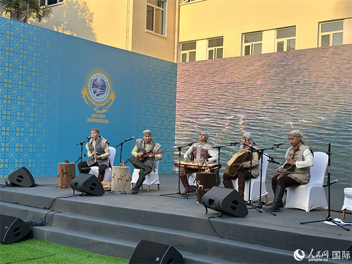 哈薩克斯坦著名音樂組合“圖蘭”樂隊演奏民族音樂。人民網(wǎng) 阿爾達克攝