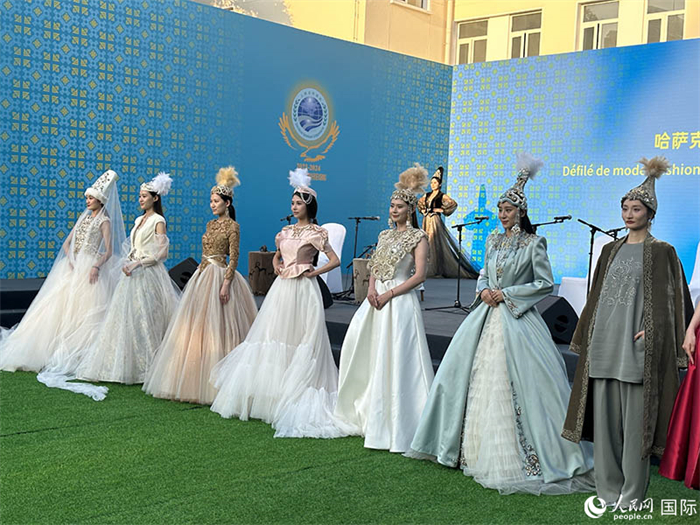 哈薩克斯坦獨立設(shè)計師品牌“Ai-zer”帶來了民族服裝時裝秀。人民網(wǎng) 阿爾達克攝