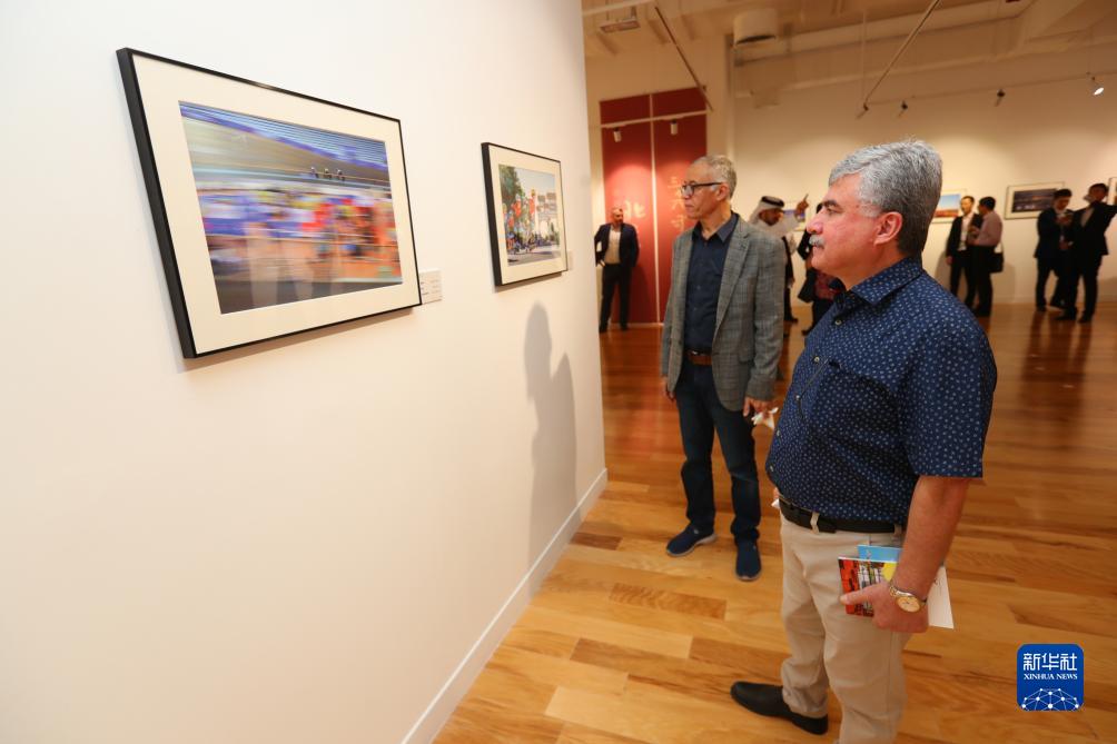 9月18日，人們在卡塔爾多哈參觀“你好，北京”攝影展。新華社記者隋先凱攝