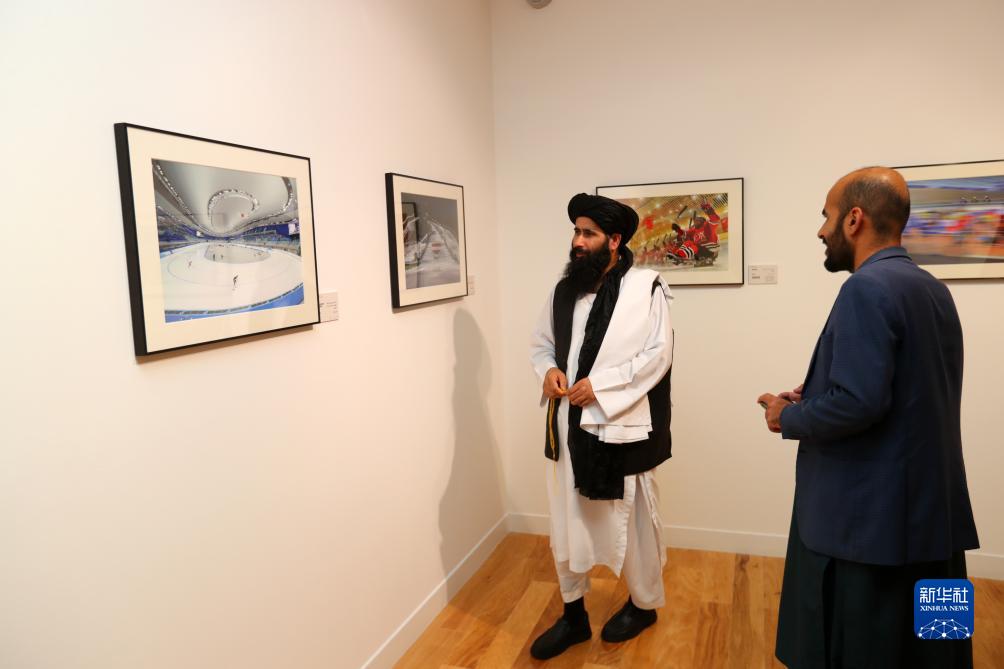 9月18日，人們在卡塔爾多哈參觀“你好，北京”攝影展。新華社記者隋先凱攝