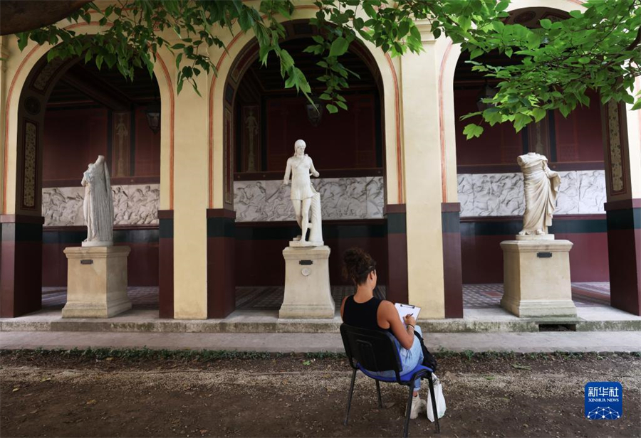 9月17日，在法國巴黎國立高等美術(shù)學(xué)院舉行的歐洲遺產(chǎn)日活動(dòng)上，參觀者參與繪畫創(chuàng)作和體驗(yàn)。新華社記者 高靜 攝