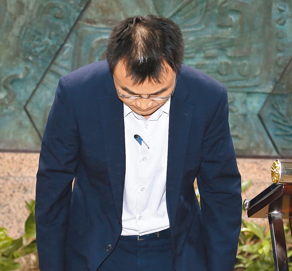 臺(tái)農(nóng)業(yè)部門負(fù)責(zé)人陳吉仲19日傍晚舉行記者會(huì)說(shuō)明項(xiàng)目進(jìn)口雞蛋議題，當(dāng)日晚間8點(diǎn)在臉書上宣布辭職。 圖片來(lái)源：臺(tái)灣“中時(shí)新聞網(wǎng)”