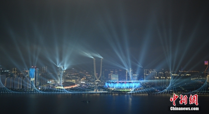 9月23日，杭州第19屆亞運(yùn)會開幕式在浙江杭州奧體中心體育場舉行。圖為璀璨燈光秀點亮錢塘江夜空。<a target='_blank' href='/'><p  align=