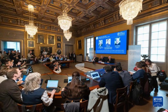 這是10月3日在瑞典斯德哥爾摩拍攝的2023年諾貝爾物理學獎公布現(xiàn)場。新華社發(fā)（魏學超攝）