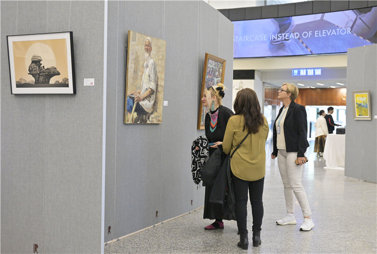 各國外交官在在欣賞中國藝術家作品。中國常駐維也納代表團供圖