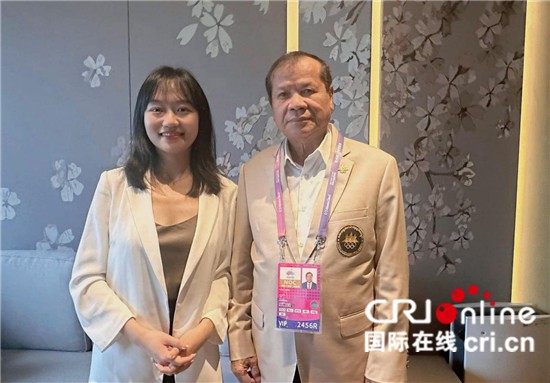 　　△柬埔寨國(guó)家?jiàn)W委會(huì)主席、柬埔寨亞運(yùn)代表團(tuán)團(tuán)長(zhǎng)唐坤（右）接受記者采訪