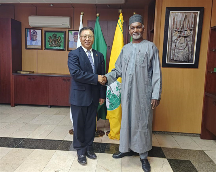 駐尼日利亞大使崔建春（左）會見尼外長圖加爾。駐尼使館供圖