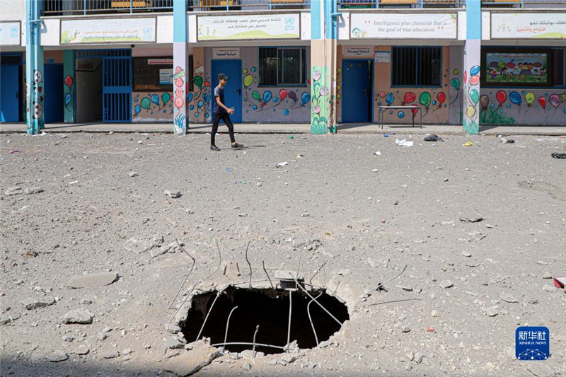 這是10月8日在加沙城一所學(xué)校拍攝的以色列空襲對(duì)地面造成的破壞。新華社發(fā)（里澤克·阿卜杜勒賈瓦德攝）