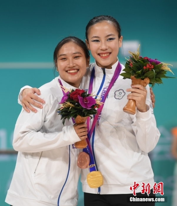 10月7日，杭州第19屆亞運會輪滑項目女子花樣輪滑單人滑長節(jié)目決賽在錢塘輪滑中心舉行。結(jié)合短節(jié)目決賽成績，中國臺北選手洪筱晴(左)以94.38分的總成績奪得女子花樣輪滑單人滑冠軍，中國臺北選手張致如(右)獲得季軍。<a target='_blank' href='/'><p  align=