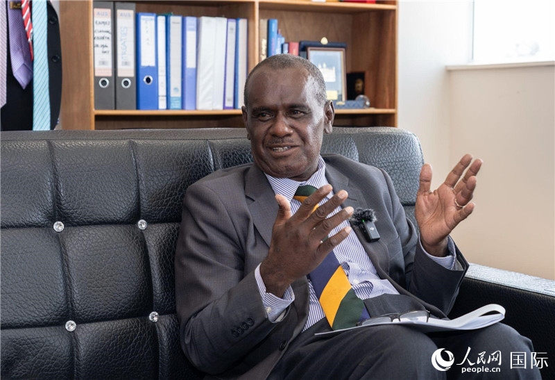 2023年9月13日，所羅門(mén)群島外交部長(zhǎng)杰里邁亞·馬內(nèi)萊在首都霍尼亞拉接受人民網(wǎng)記者專訪。人民網(wǎng) 賀吉攝