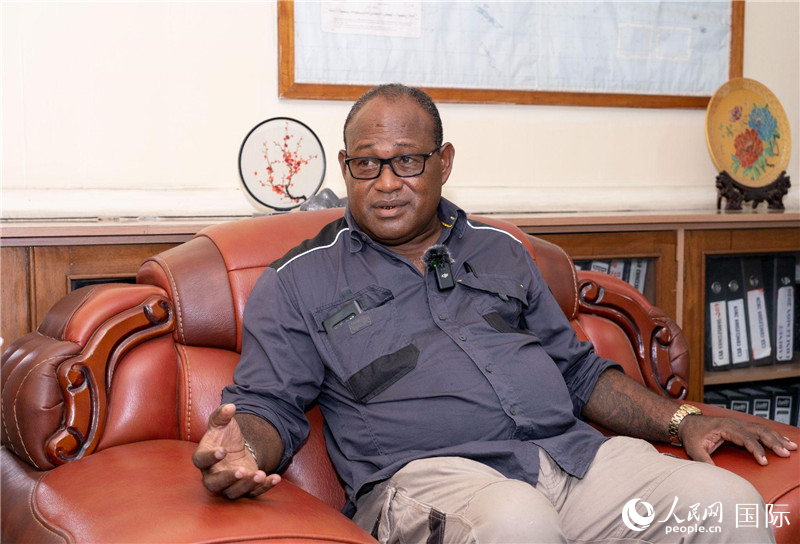 2023年9月13日，所羅門(mén)群島副總理兼基礎(chǔ)設(shè)施和發(fā)展部長(zhǎng)梅納西·梅蘭加在首都霍尼亞拉接受人民網(wǎng)記者專訪。人民網(wǎng) 賀吉攝