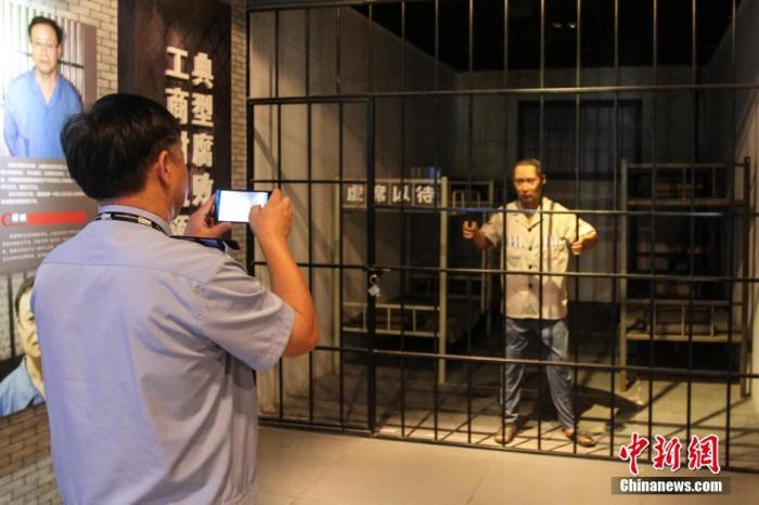 資料圖：2015年10月，海南省公安廳組織黨員干部前往反腐倡廉警示教育基地參觀受教。洪堅(jiān)鵬 攝