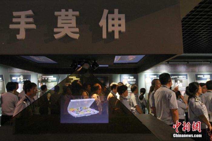 資料圖：2015年10月，海南省公安廳組織黨員干部前往反腐倡廉警示教育基地參觀受教。洪堅(jiān)鵬 攝