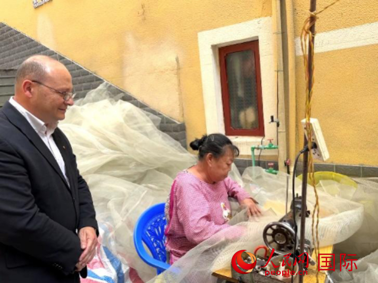 馬耳他瑪格麗特中學(xué)“中國角”教師馬丁·阿佐帕迪在福建省寧德市下歧村參觀。人民網(wǎng)記者 周雨攝