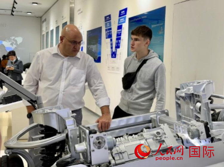 馬耳他瑪格麗特中學(xué)“中國角”的學(xué)生父親誒特伯特·斯肯布里參觀福建省寧德市寧德時代新能源科技股份有限公司。 人民網(wǎng)記者 周雨攝
