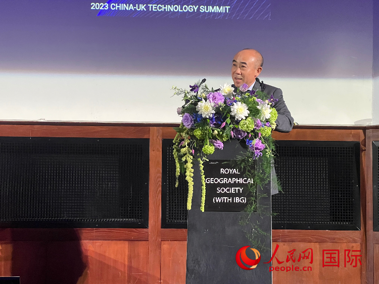 中國(guó)駐英國(guó)使館科技公參丁明勤發(fā)表致辭。人民網(wǎng)記者 周卓斌攝