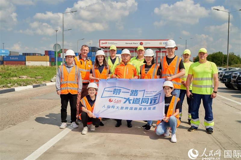 人民網(wǎng)記者在莫斯科別雷拉斯特物流中心采訪。