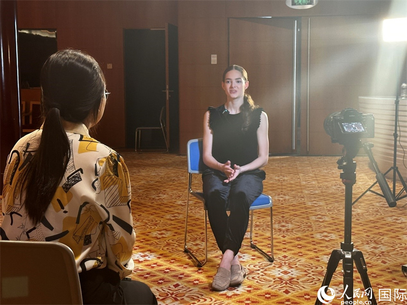 莫斯科大劇院芭蕾舞團(tuán)首席舞者埃莉奧諾拉·塞弗納德接受人民網(wǎng)記者專訪。人民網(wǎng)記者 申佳平攝