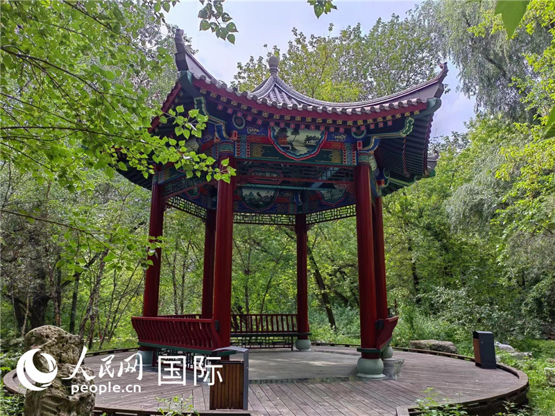 莫斯科中國貿(mào)易中心的中式園林“華銘園”一角。人民網(wǎng)記者 申亞欣攝