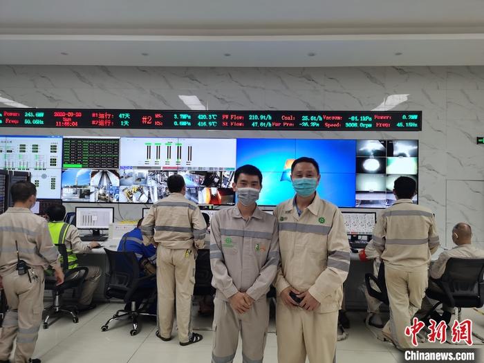 圖為張歡國(右)和青山項(xiàng)目中方負(fù)責(zé)人的控制室合影。 受訪者供圖