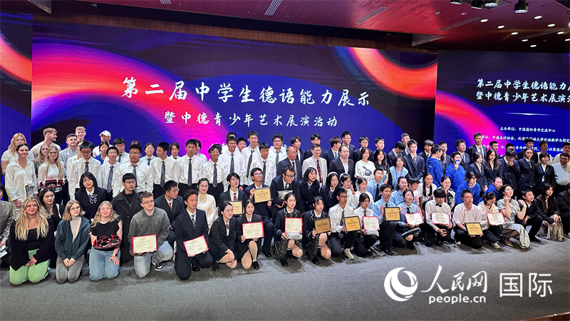 現(xiàn)場學(xué)生與嘉賓合影。（攝影：張麗鷗）