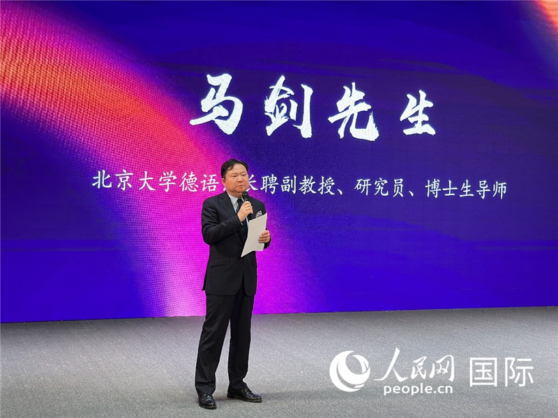 北京大學(xué)德語系長聘副教授馬劍點(diǎn)評(píng)學(xué)生表現(xiàn)。（攝影：張麗鷗）