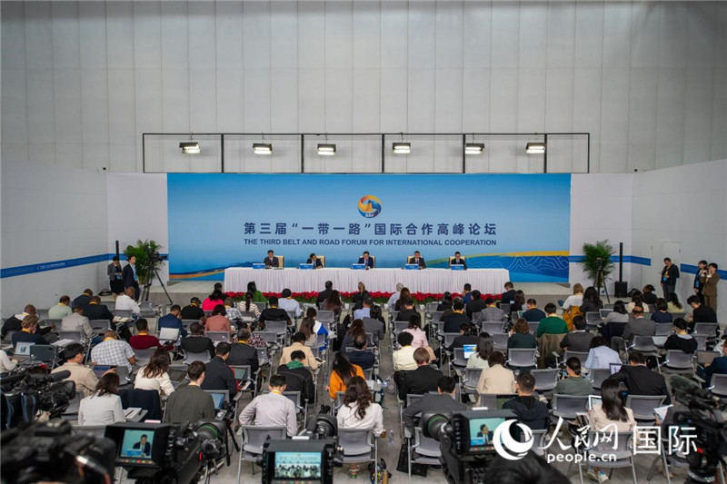 10月16日，第三屆“一帶一路”國際合作高峰論壇新聞中心在北京國家會(huì)議中心舉行首場吹風(fēng)會(huì)，邀請自然資源部國際合作司和相關(guān)單位負(fù)責(zé)人介紹有關(guān)情況，并回答記者提問。人民網(wǎng)記者 翁奇羽攝