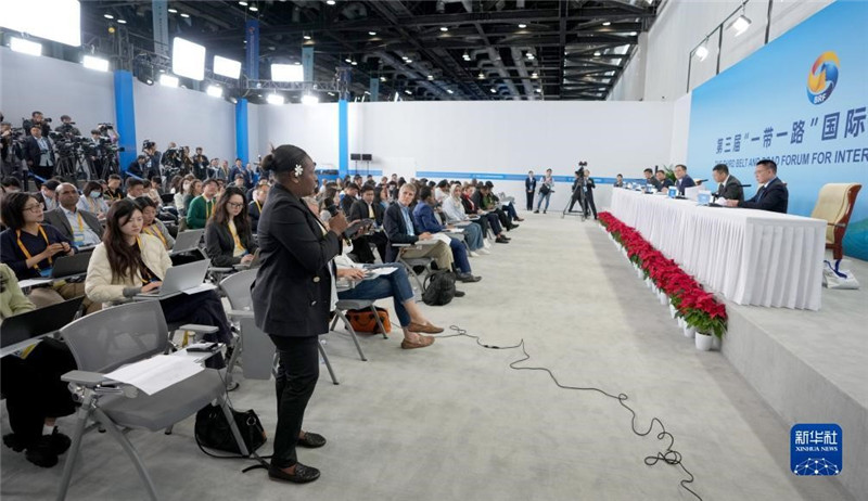 10月16日，第三屆“一帶一路”國際合作高峰論壇新聞中心在北京國家會(huì)議中心舉行首場吹風(fēng)會(huì)，邀請自然資源部國際合作司和相關(guān)單位負(fù)責(zé)人介紹有關(guān)情況，并回答記者提問。新華社記者 王毓國攝