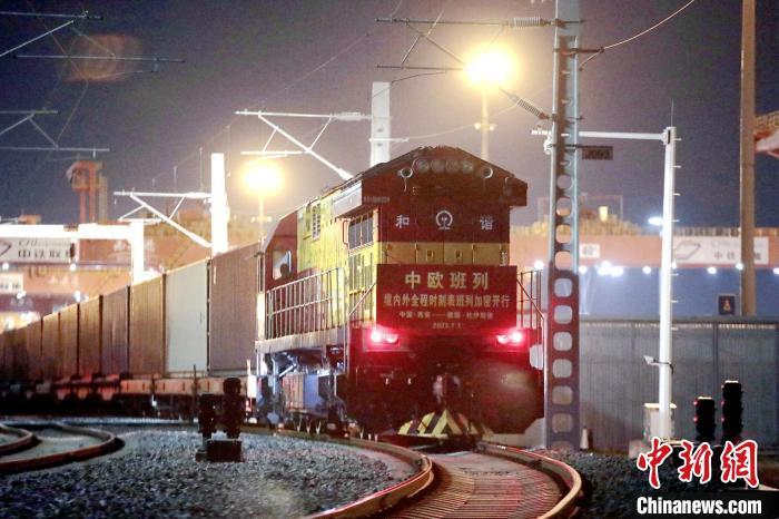 圖為中歐班列整裝待發(fā)?！＄姾擦?攝