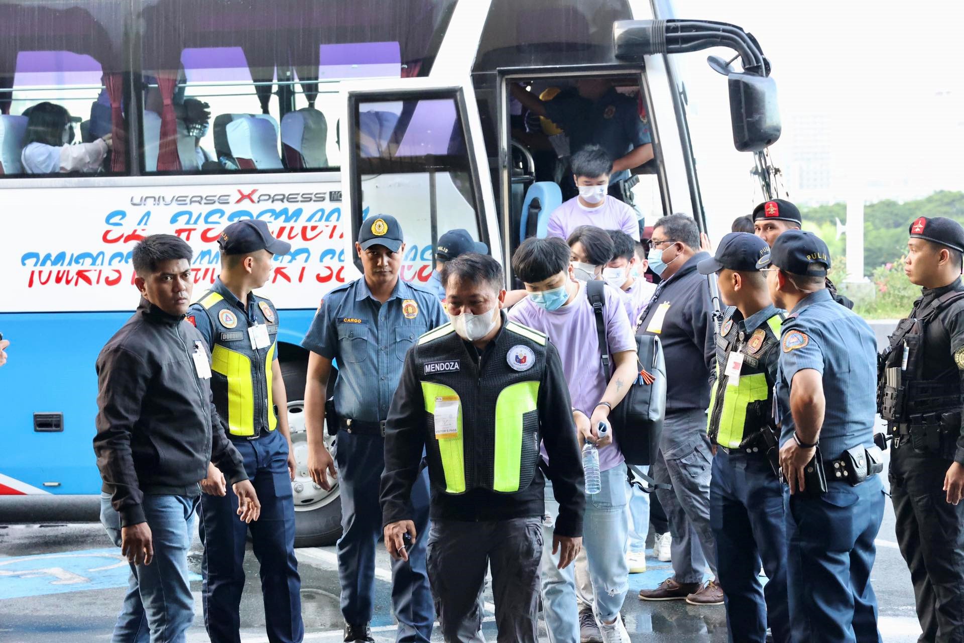 中菲兩國執(zhí)法部門合作遣返在菲從事離岸博彩的中國公民。中國駐菲律賓使館供圖