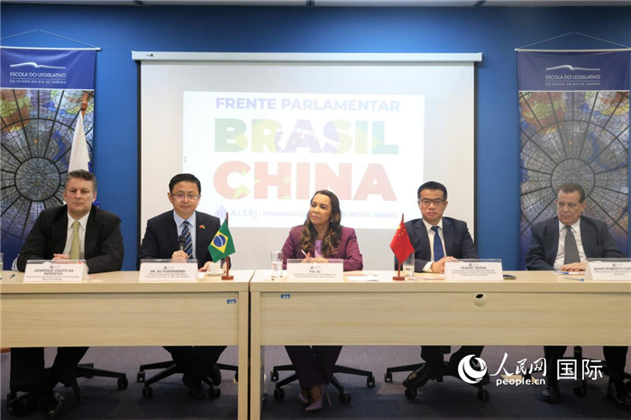 新一屆里約州巴西中國議員陣線在里約熱內(nèi)盧成立并舉行慶?；顒?dòng)，與會(huì)嘉賓在現(xiàn)場致辭。 人民網(wǎng)記者 時(shí)元皓攝