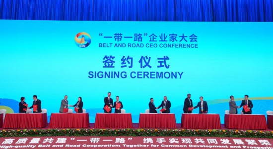 　　這是10月17日拍攝的簽約儀式現(xiàn)場(chǎng)。當(dāng)日，“一帶一路”企業(yè)家大會(huì)在北京召開。（新華社記者王毓國(guó)攝）