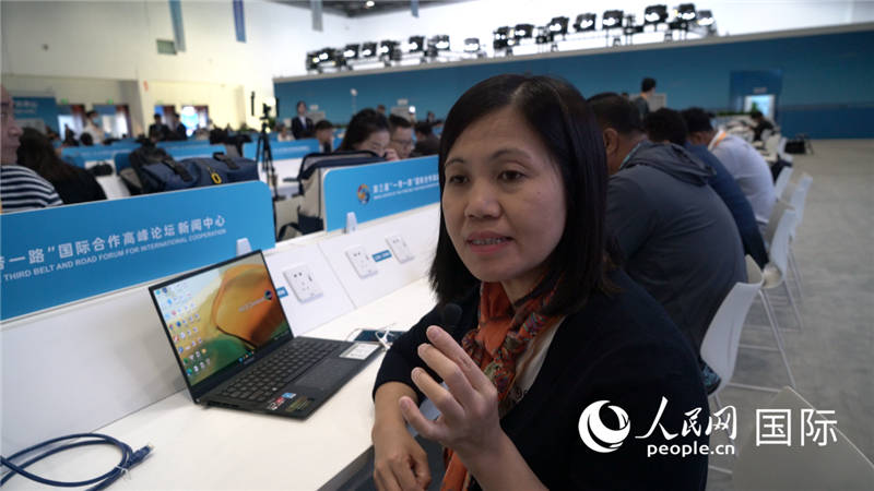 越南之聲廣播電臺記者胡鴻行（音譯，H? H?ng H?nh）與記者交談。人民網(wǎng) 楊春燕攝