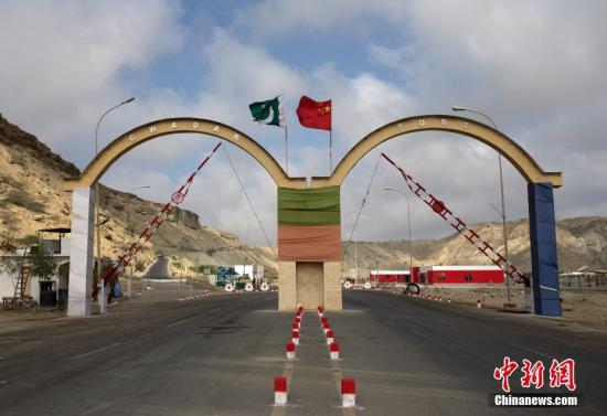5月5日，瓜達(dá)爾港出入口的拱門。瓜達(dá)爾港是阿拉伯海沿岸的一座天然不凍良港，也是中巴經(jīng)濟(jì)走廊的南端起點(diǎn)。中國公司自2013年開始取得瓜達(dá)爾港的運(yùn)營權(quán)，目前各項(xiàng)工作逐步展開。盡管自然條件差、物資匱乏，但瓜達(dá)爾卻有著重要的地理位置。瓜達(dá)爾是巴基斯坦通往波斯灣和阿拉伯海的大門，距離霍爾木茲海峽僅400公里。作為一帶一路有益補(bǔ)充的中巴經(jīng)濟(jì)走廊經(jīng)濟(jì)構(gòu)架的確立，使位于巴基斯坦最南端的瓜達(dá)爾港成為中巴經(jīng)濟(jì)走廊的一個(gè)重要出?？?。<a target='_blank' href='/'><p  align=