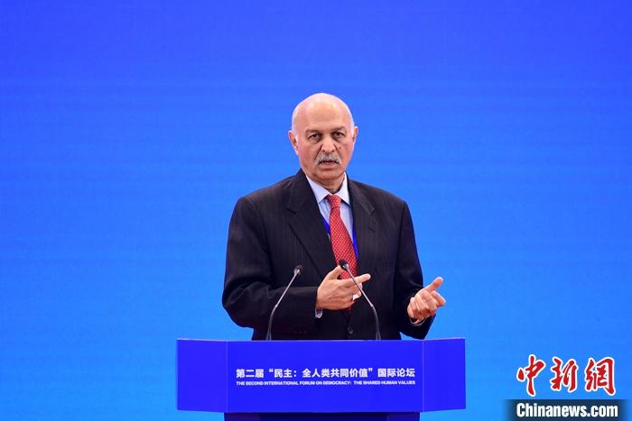 3月23日，第二屆“民主：全人類共同價(jià)值”國際論壇開幕式在北京舉行。圖為巴基斯坦參議院國防委員會(huì)主席穆沙希德·侯賽因在開幕式上作主題發(fā)言。 <a target='_blank' href='/'><p  align=
