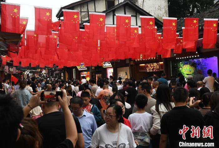 圖為重慶千年古鎮(zhèn)磁器口游人如織。<a target='_blank' href='/' ><p  align=