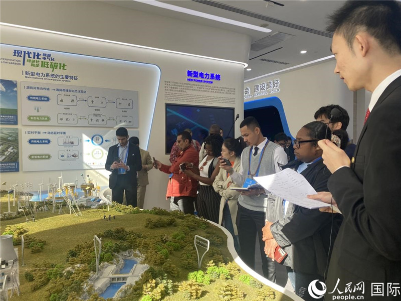 2023“一帶一路”媒體合作論壇聯(lián)合采訪團參訪中國能建。人民網(wǎng)記者 于洋攝