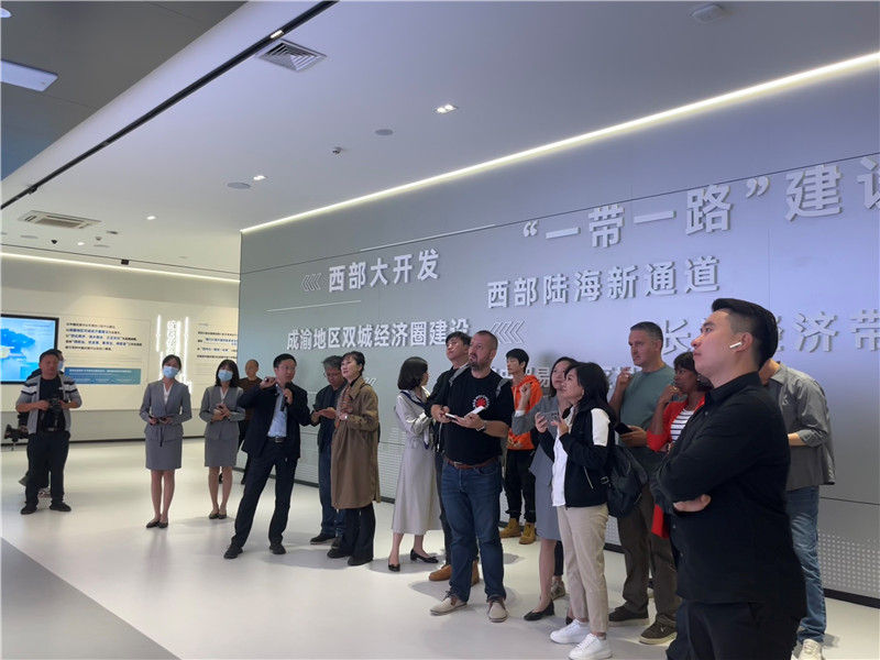 （成都國際鐵路港展廳，中外記者邊聽邊記，了解成都國際鐵路港運(yùn)行情況 趙橙涔攝