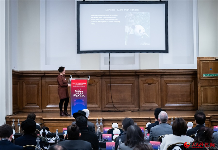 英國(guó)旅游達(dá)人瑪麗亞·拉莫爾作來川游歷主題分享。人民網(wǎng) 郭錦標(biāo)攝