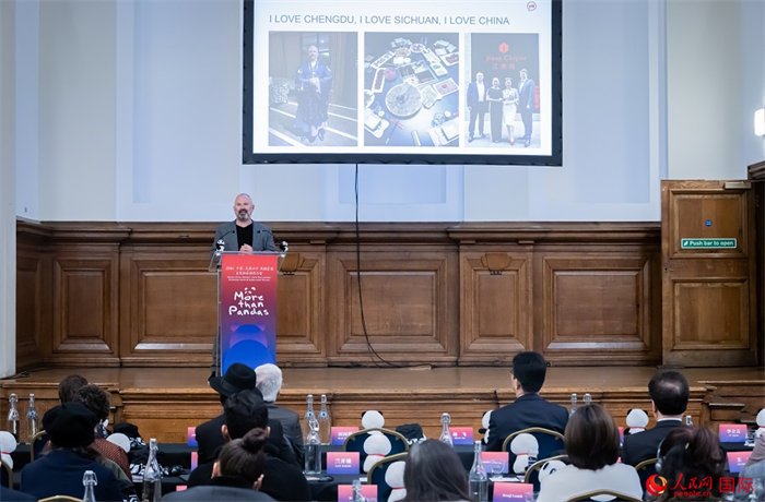 英國(guó)群英創(chuàng)意全球首席執(zhí)行官杰米·撒杰特在現(xiàn)場(chǎng)發(fā)言，分享如何進(jìn)一步提升四川旅游的國(guó)際影響力、吸引更多的英國(guó)游客。人民網(wǎng) 郭錦標(biāo)攝