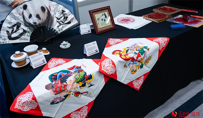 活動(dòng)現(xiàn)場(chǎng)的現(xiàn)場(chǎng)文創(chuàng)展、互動(dòng)體驗(yàn)區(qū)、非遺區(qū)展示。人民網(wǎng) 郭錦標(biāo)攝