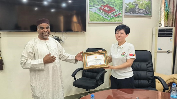 江西省衛(wèi)健委婦幼處處長葉穎代表組派部門接受乍得衛(wèi)生部表彰。中國（江西）第18批援乍得醫(yī)療隊(duì)供圖