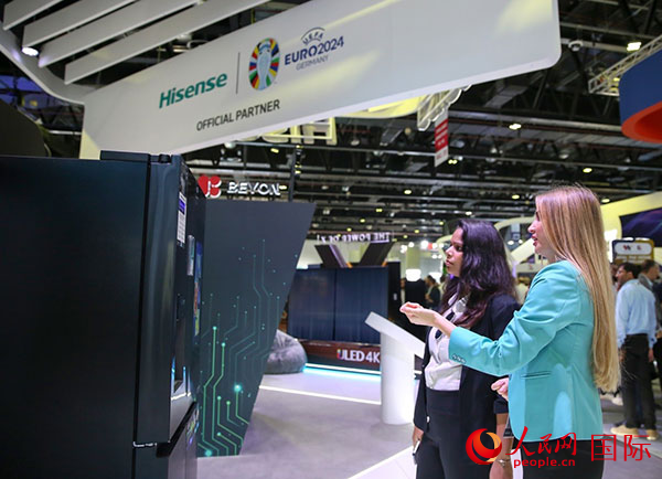 訪(fǎng)客在海信集團(tuán)展臺(tái)參觀(guān)。人民網(wǎng) 塔里克·易卜拉欣攝