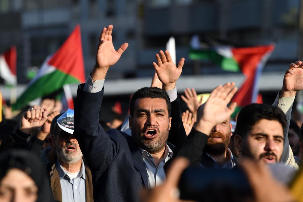 10月18日，人們?cè)谝晾实潞谔m舉行集會(huì)。當(dāng)日，突尼斯、土耳其、伊朗等多國(guó)民眾舉行集會(huì)，表達(dá)對(duì)巴勒斯坦人民的支持，并譴責(zé)針對(duì)加沙城醫(yī)院的襲擊。新華社記者 沙達(dá)提 攝