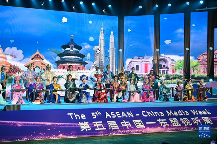 10月21日，在馬來西亞行政首都普特拉賈亞，演員在第五屆中國—東盟視聽周開幕活動上表演。新華社記者 程一恒 攝