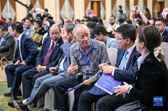 10月21日，在馬來西亞行政首都普特拉賈亞，嘉賓在第五屆中國—東盟視聽周開幕活動上交談。新華社記者 程一恒 攝