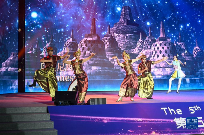 10月21日，在馬來西亞行政首都普特拉賈亞，演員在第五屆中國—東盟視聽周開幕活動上表演。新華社記者 程一恒 攝